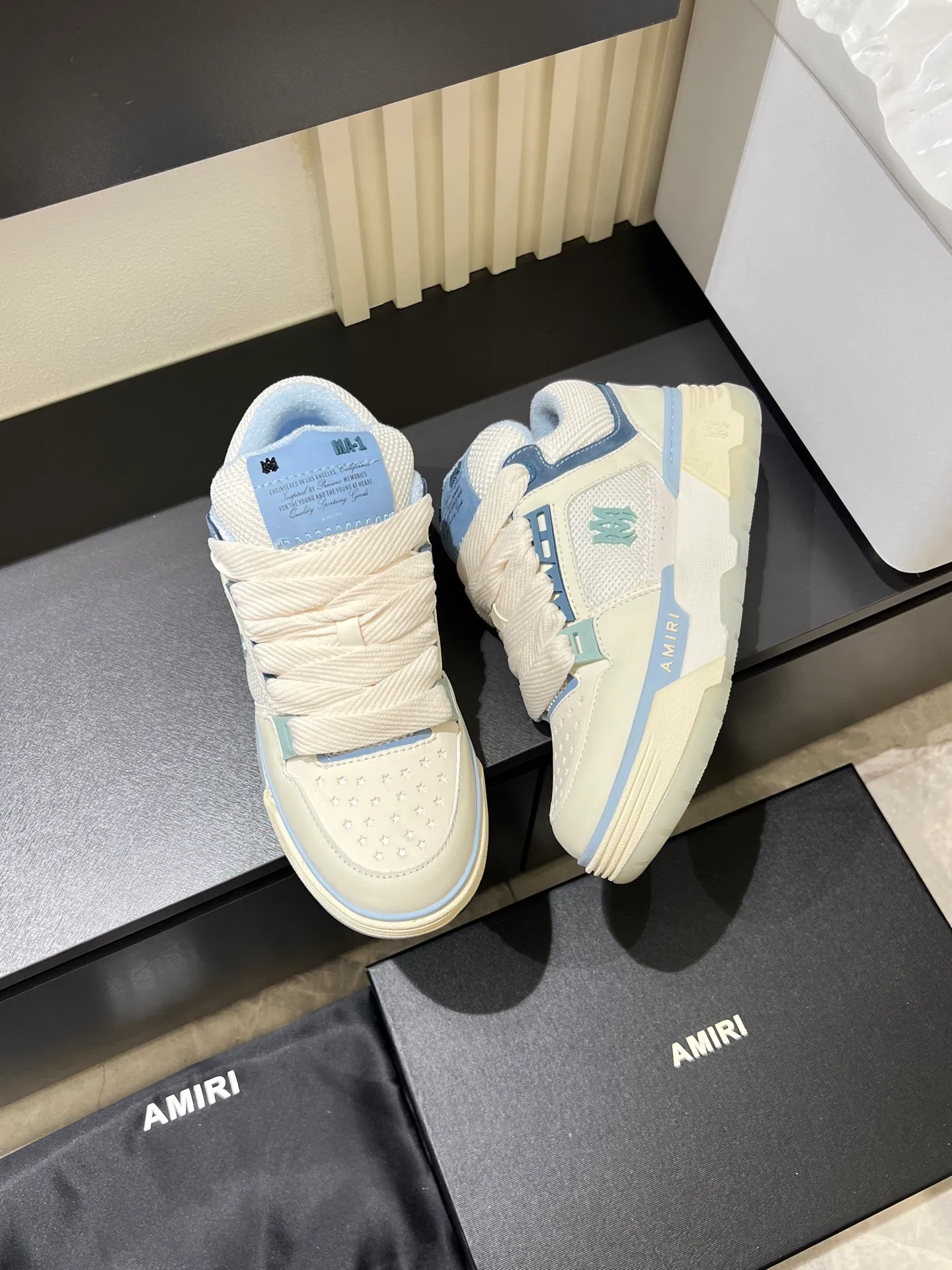 Men's shoes 💰p680 [AMIRI] 2025 spring and summer series new sneakers, new 🆕 bread shoes, bread shoes have a very special big tongue design, thickened outsole, rounded toe, oversized rubber sole and perforated star details, whoever wears them will look better! The appearance is responsible, the feet are retro and handsome! Size: 38-45